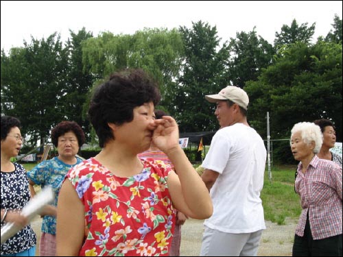 한 주민이 "왜 우리를 이렇게 못살게 구느냐"며 흐느끼고 있다. 